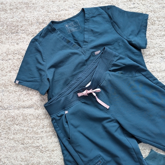 Figs scrubs set Caribbean blue Catarina top Zamora jogger petite - Picture 11 of 14